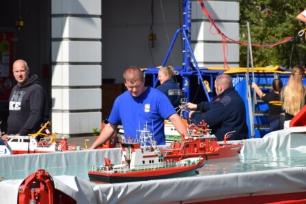Modellschiffbauer beim Tag der Offenen Tür bei der Feuerwehr Pirmasens, mit detailreichen Schiffsmodellen im Wasser.