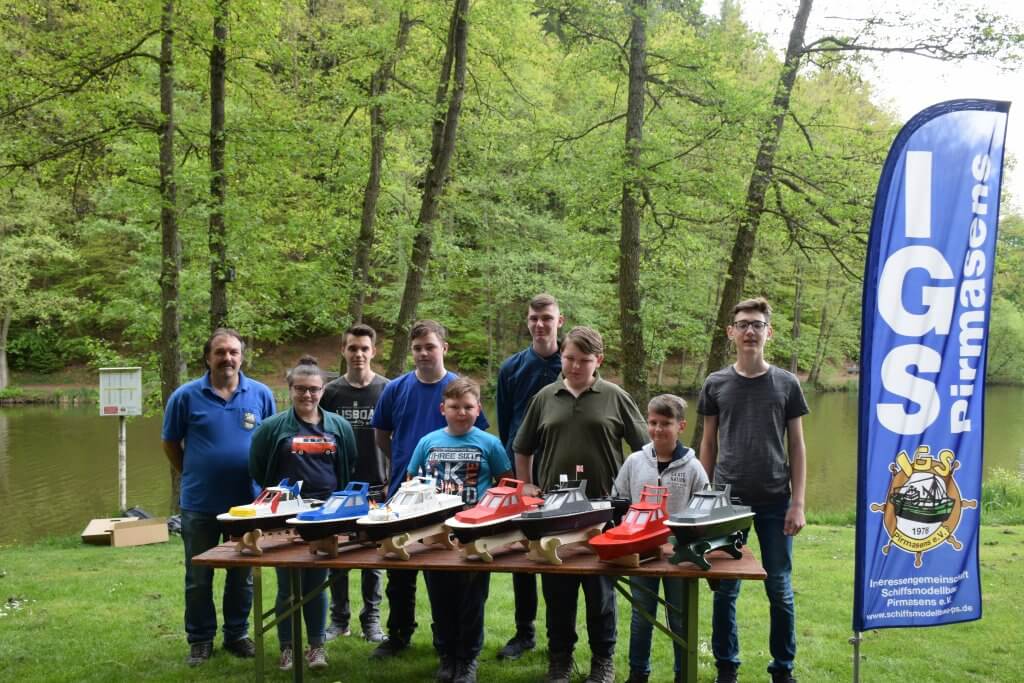 Gruppenfoto von Jugendlichen mit ihren Modellbooten bei der Taufe der Jugendboote im doppelten Sinn in Pirmasens.