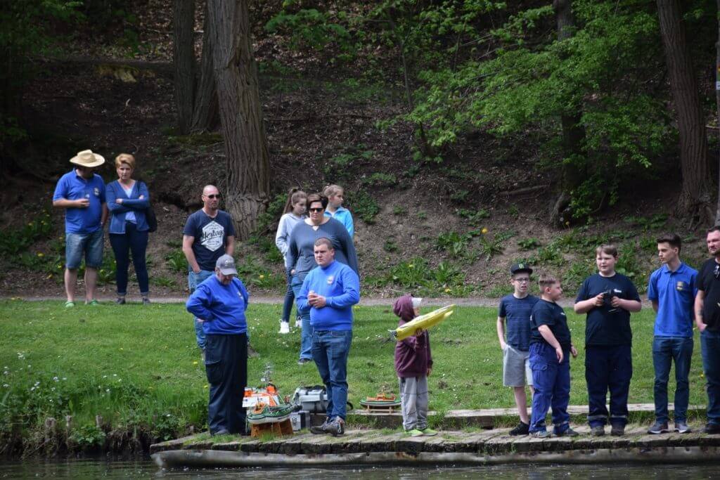 Gruppe von Modellbauern am Wasser, beobachtet den Betrieb von Schiffsmodellen in Pirmasens.