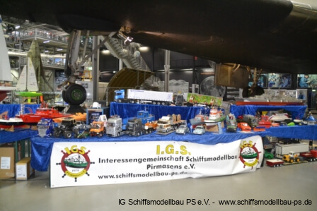 Bunte Schiffsmodelle und Werkzeuge auf einem Tisch bei der Ausstellung der IG Schiffsmodellbau in Pirmasens.