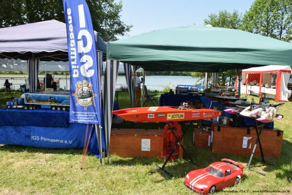 Modellschiffe und Ferngesteuerte Boote auf einer Ausstellung in Pirmasens, umgeben von grüner Wiese.