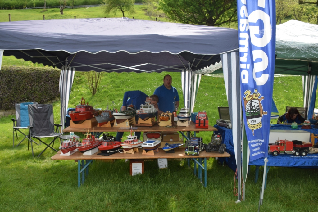 Modellschiffe aus verschiedenen Materialien und Farben auf einem Stand beim Schaufahren in Waldenburg (CH).