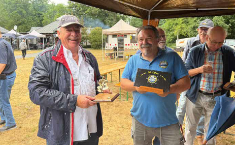 Zwei Modellbaufreunde feiern beim 50 Jahre SMC Idar-Oberstein trotz Regen ihre Erfolge mit Pokalen.