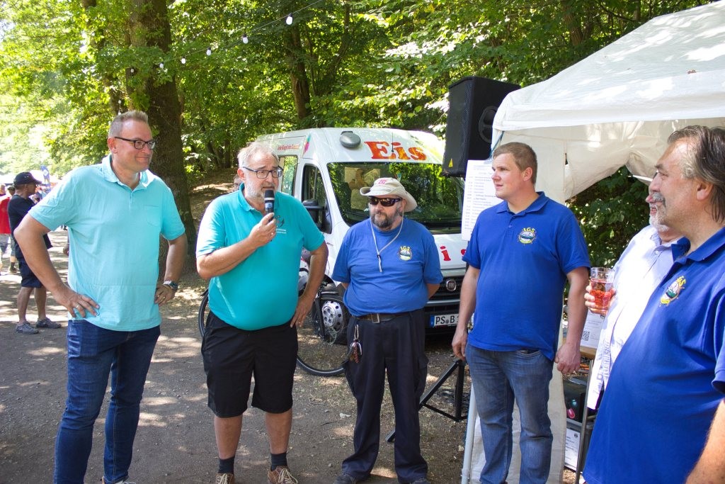 Mitglieder der IG Schiffsmodellbau Pirmasens bei einer Ansprache während 50 Jahre Schiffsmodellbau in Pirmasens – Unser Jubiläumsschaufahren am Eisweiher.