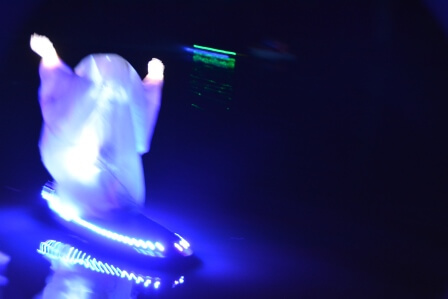 Leuchtendes Modellboot mit LED-Beleuchtung, das auf Wasser schwimmt, bei einer Veranstaltung in Pirmasens.