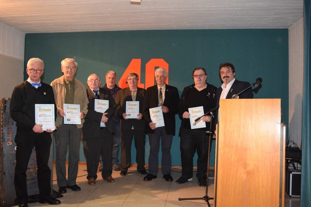 Mitglieder des IG Schiffsmodellbau PS e.V. bei der 40-Jahr-Feier mit Urkunden in der Hand.