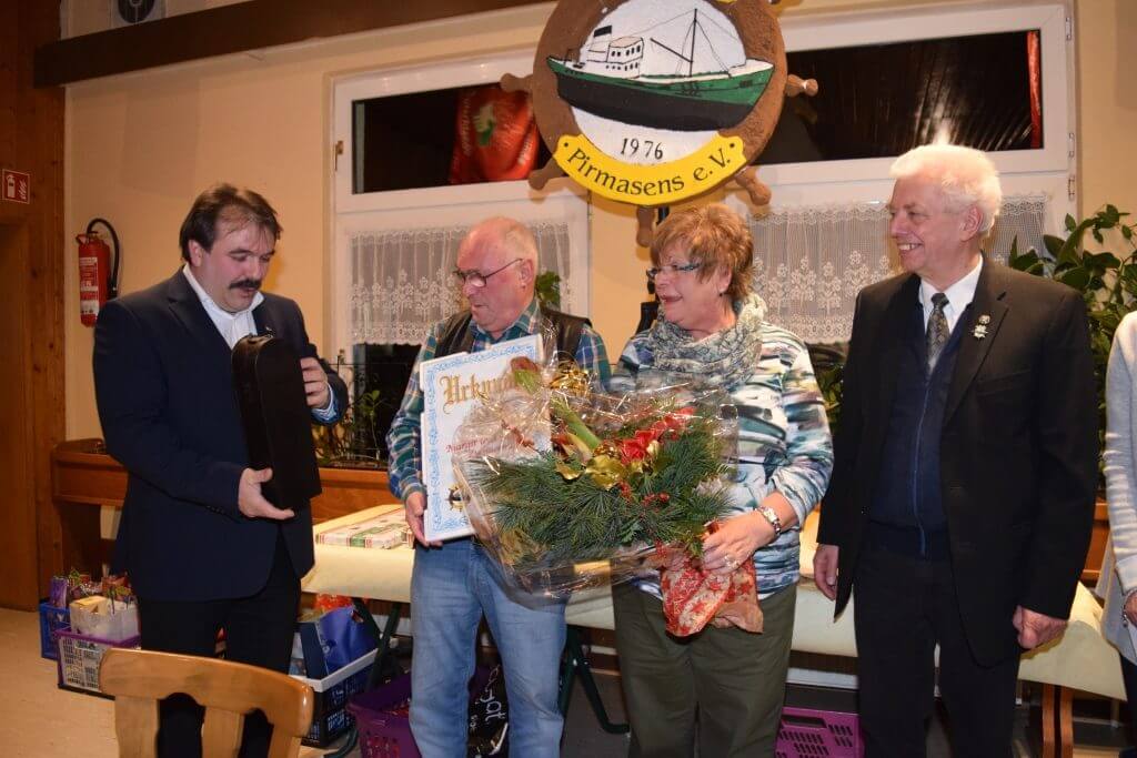 Feierliche Übergabe von Auszeichnungen im Schiffsmodellbauverein Pirmasens mit Blumen und Urkunden.